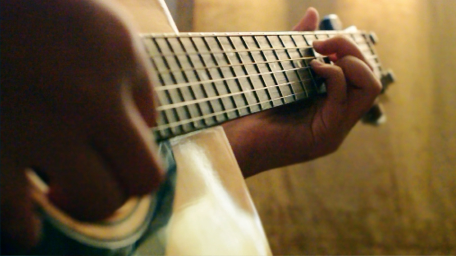 A Trov gitárbiztosítást is tud, épp csak az elhangolódás ellen nem véd (Fotó: Angela Quitoriano / Flickr CC-BY)