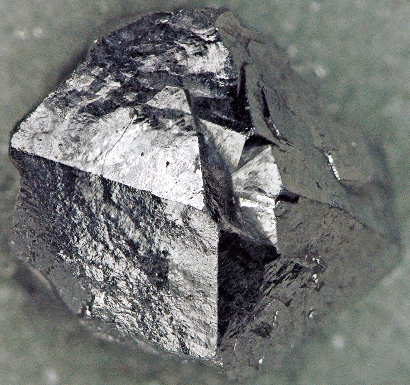 Csalunk, ez valójában skutterudit, ami a kobalt mellett arzént és nikkelt is tartalmaz (Fotó: James St. John / Flickr CC-BY)