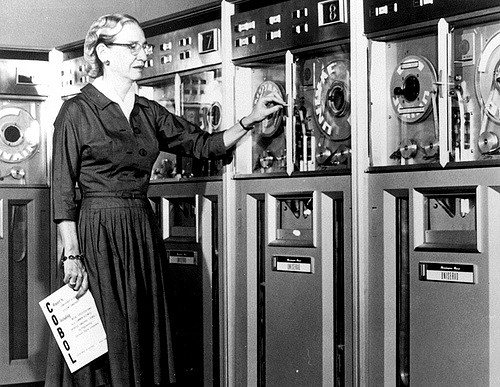 Grace Hopper 1952-ben. Még hét év megszületik a banki rendszerek alapnyelve